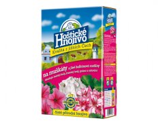 Modrá krabička Hoštické hnojivo na muškáty 1kg s obrázkem růžových a bílých květů, zelených listů a venkovského domu na pozadí