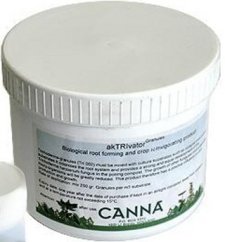 Bílá plastová dóza Canna Trichoderma prášková 250g s šroubovacím víčkem a zeleným etiketem pro biologické ošetření kořenů rostlin