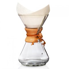 Chemex Classic kávovar s vloženým bílým papírovým filtrem, průhledné sklo s dřevěným límcem a koženými řemínky pro přípravu filtrované kávy