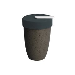 Loveramics Nomad Granite 250ml Thermotasse mit dunkelgrauem Silikondeckel und weißem Verschluss, Unterseite in Sandfarbe mit gefleckter Struktur