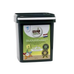 Černý plastový kbelík s bílým víkem obsahující Biotabs Silicium Flash organické hnojivo 5000g se zeleným etiketem a certifikačními známkami