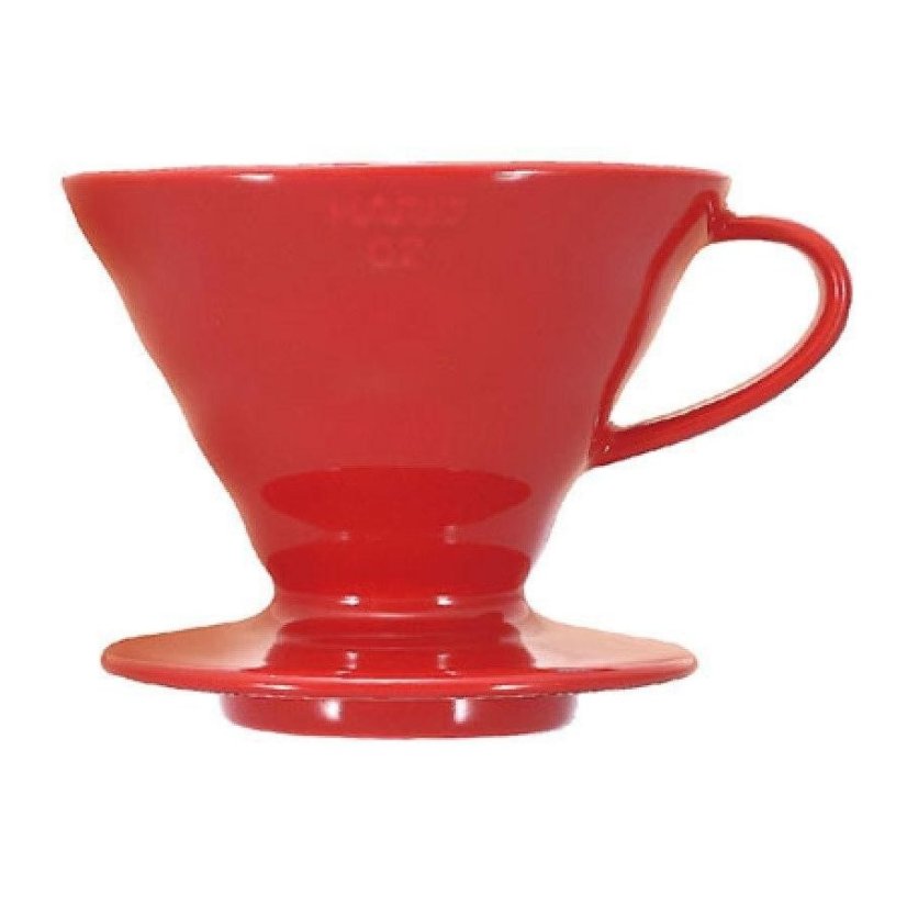 Červený keramický dripper Hario V60-02 se spirálovými žebry a ergonomickou rukojetí na kulatém podstavci, lesklý povrch odráží světlo