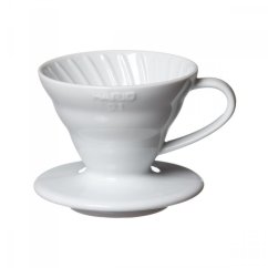 Valkoinen keraaminen Hario V60-01 -tippurin spiraalimaisin sisäpinnoin ja ergonomisella kahvalla valkoisella alustalla
