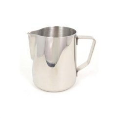 Dzbanek do mleka Rhinowares Pro 360 ml ze stali nierdzewnej z połyskliwą powierzchnią i ergonomicznym uchwytem na białym tle Dzbanek do mleka Rhinowares Pro 360 ml ze stali nierdzewnej z połyskliwą powierzchnią i ergonomicznym uchwytem na białym tle