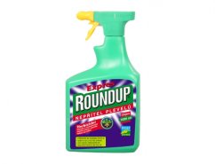 Zelená plastová lahev s rozprašovačem Roundup Expres herbicid 1000ml s fialovo-zeleným štítkem pro likvidaci plevelů během celého roku