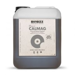 Plastový kanystr BioBizz CalMag 5l s bílým víčkem a hnědým obsahem, organické hnojivo s vápníkem a hořčíkem pro rostliny na bílém pozadí