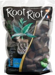 Root Riot 100 orgaaniset juurrutuskuutiot läpinäkyvässä muovipakkauksessa mustalla designilla ja vihreällä kasvilogolla