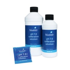 Bluelab pH7 Kalibrációs Oldat fehér műanyag palackokban kék címkékkel, fekete kupakokkal, 500ml és 250ml kiszerelésben plusz tasak