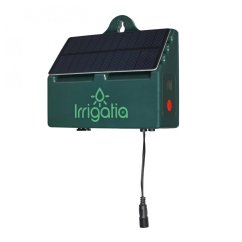 Cutie de control verde din plastic pentru irigație solară Irrigatia SOL-C12L cu panou solar negru în partea de sus și cablu negru conectat