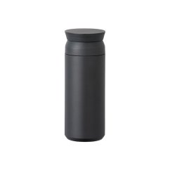 Kinto Travel Tumbler Black 500 ml schwarze Thermoskanne mit minimalistischem Design und matter schwarzer Oberfläche auf weißem Hintergrund