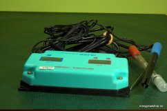 Hanna pH a EC Growcheck Combo - tyrkysový měřící přístroj s dvěma LCD displeji a připojenými sondami s barevnými kryty na zeleném povrchu