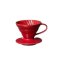 Červený keramický dripper Hario V60-02 s konickým tvarem a spirálovými žebry uvnitř, viditelný nápis Hario 01 na boku nálevky s ergonomickou rukojetí