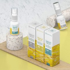 Patru sticle spray albe Harmony Premium CBD Oil cu diferite concentrații 150, 500 și 1500 mg pe fundal de marmură cu cutiile lor ambalate