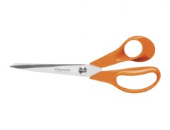 Univerzální nůžky FISKARS 21 cm s oranžovými plastovými rukojeťmi a nerezovými čepelemi na bílém pozadí pro střihání květin a domácí použití Univerzální nůžky FISKARS 21 cm s oranžovými plastovými rukojeťmi a nerezovými čepelemi na bílém pozadí pro střihání květin a domácí použití