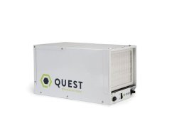 Bílý kompaktní odvlhčovač QUEST 114 s kapacitou 55 litrů denně, čtvercový kovový design s ventilačními mřížkami a zeleným logem