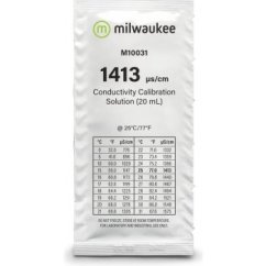 Bílý plastový sáček kalibračního roztoku Milwaukee 1413 µS/cm pro měření vodivosti, objem 20ml, s tabulkou teplotních korekcí na zadní straně