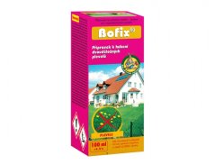 Bofix 100 ml herbicid v růžové krabičce s obrázkem domu a trávníku, přípravek k hubení dvouděložných plevelů na zelené zahradě
